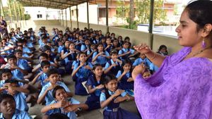 கல்வி கட்டணத்தை 30% உயர்த்திய தனியார் பள்ளிகள்! ஒரே தவணையில் செலுத்த கூறுவதாக பெற்றோர் புலம்பல்..! 