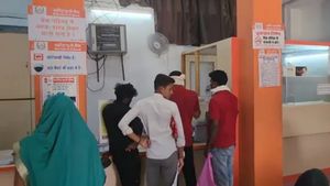  திடீரென அக்கவுண்டில் கிரெடிட் ஆன ரூ. 9990 கோடி.. அதிர்ச்சியின் உச்சத்தில் நபர்! வங்கி செய்த செயல்!