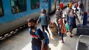 ரயில் பயணிகளே! தூங்கிக்கிட்டே ஸ்டேஷனை விட்டு விடுகிறீர்களா? ரயில்வே வழங்கும் சேவை.. இனி கவலை இல்லை!