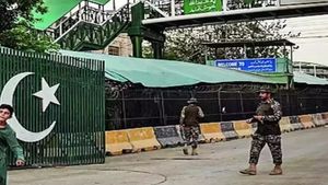 பாகிஸ்தான்: மோசமான பொருளாதாரத்திலும் ராணுவத்திற்கு அள்ளி கொடுக்கும் அரசு..! 