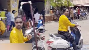AC விலை உயர்வு.. குளிச்சுக்கிட்டே ஸ்கூட்டரில் செல்லும் வாலிபர்.. வெயிலுக்கு ஜிலு ஜிலுன்னு ஒரு ஐடியா!