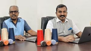 கரூரில் பிளாஸ்டிக் பாட்டில் வைத்து 80 கோடி சாம்ராஜ்ஜியம் உருவாக்கிய தந்தை - மகன்..  வாவ்..!! 