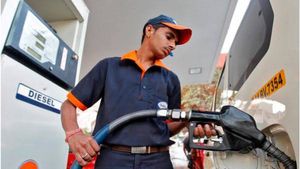 பெட்ரோல் போட போறீங்களா? மோசடியில் சிக்காமல் இருக்க இந்த 8 டிப்சை ஃபாலோ பண்ணுங்க! 