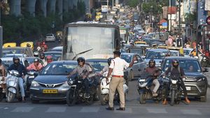 பெங்களூர் போலீஸ் என்ன இப்படி இறங்கிட்டாங்க.. அட பாவமே..!! 