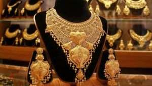 4 நாளுக்கு பின் தங்கம் விலை திடீர் உயர்வு.. மீண்டும் குறைய வாய்ப்பு உள்ளதா..? 