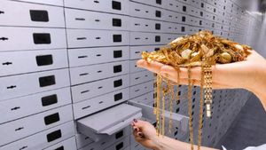 தங்க நகைகளை வீட்டில் வைப்பது பாதுகாப்பானதா ? வங்கி லாக்கரில் வைப்பது பாதுகாப்பானதா?