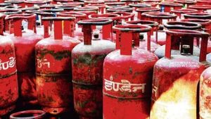  கிடுகிடுவென உயர்ந்த LPG கேஸ் சிலிண்டர் விலை.. இன்று முதல் கடைக்காரர்களுக்கு ஷாக்!