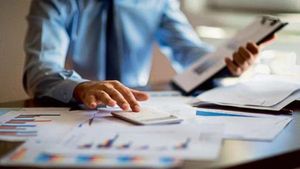  மாத சம்பளக்காரர்களே! மாதத்தின் கடைசியில் கடன் வாங்குகிறீர்களா? கவலை வேண்டாம் இந்த 5 டிப்ஸ் போதும்!