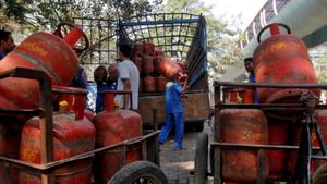இன்று முதல் LPG சிலிண்டரின் விலை ரூ.48.50 ரூபாய் உயர்வு.. தீபாவளி வரும் சமயத்தில் இப்படி ஒரு ஷாக்கா!