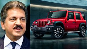 Mahindra Thar Roxx: 1 மணிநேரத்தில் 1.76 லட்ச கார் புக்கிங்.. ஆனந்த கண்ணீர் விட்ட ஆனந்த் மஹிந்திரா!! 
