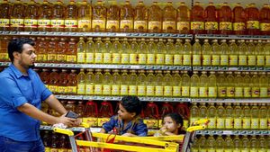  சமையல் எண்ணெய் விலை கிடுகிடு.. தீபாவளிக்கு பலகாரம் சுடும் பெண்களுக்கு ஷாக் தகவல்!