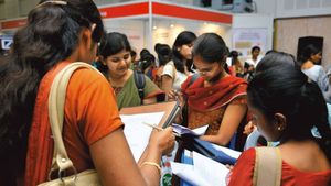  பெண்களுக்கான அசத்தல் சேமிப்பு திட்டம் 7.5% வட்டியில்! டைம் முடியப் போகுது! சீக்கிரம் கிளம்புங்க!