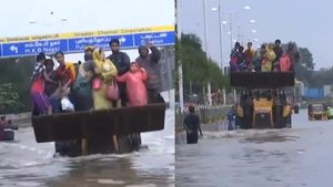 சென்னை மழை: JCB மூலம் மக்கள் மீட்பு.. உக்கிரம் அடைகிறதா வெள்ள பாதிப்பு..?! 