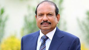  கடனை திருப்பிச் செலுத்த முடியாத பெண்.. ரூ.20 லட்சம் கொடுத்து உதவிய பில்லியனர்! யார் இந்த தர்ம பிரபு?