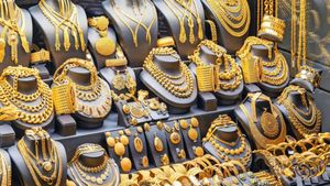 ரூ.55,960-திற்கு விற்பனையாகும் 1 சவரன் 22 கேரட் தங்கம்! மதுரையில் இன்றைய ரேட் எவ்வளவு தெரியுமா?