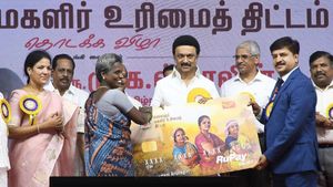  மகளிர் உரிமை தொகைக்கு விண்ணப்பம் செய்திருக்கீங்களா? நீங்கள் தகுதியுடையவரா? தெரிந்து கொள்வது எப்படி?