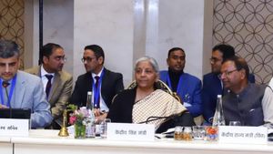 ஜிஎஸ்டி கவுன்சில் கூட்டம்: பழைய கார்கள் விற்பனை மீது 18% வரி உயர்வு.. 5 முக்கிய முடிவுகள்..!! 