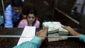  வங்கியில் பணத்தை டெபாசிட் செய்றீங்களா? இத பாருங்க இல்லைனா 60% பணம் காலியாகிவிடும்..!!