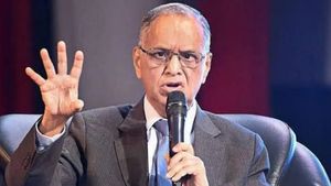இன்போசிஸ் ஊழியர்கள் இனி எக்ஸ்ட்ரா 10 மணிநேரம் வேலை செய்யனும்! நிறுவனரை வறுத்தெடுக்கும் நெட்டிசன்கள்! 