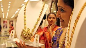  தங்கம் விலை சவரனுக்கு ரூ. 360 குறைவு.. 1 கிராம் 22 கேரட் தங்கம் ரூ. 7,260-க்கு விற்பனை!