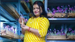 வெறும் 100 சதுரடி நிலத்தில் ஆண்டுக்கு ரூ.24 லட்சம் வருமானம் பார்க்கும் பெண்..!
