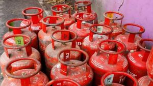 LPG Cylinder Price: புத்தாண்டுக்கு வெளியான ஃபர்ஸ்ட் குட் நியூஸ்.. சிலிண்டர் விலை குறைப்பு..!!
