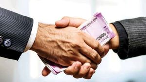 தேவையற்ற கடனில் சிக்கி தவிக்கிறீர்களா? உங்கள் கடனை சீக்கிரம் அடைக்க 5 அசத்தல் டிப்ஸ்!