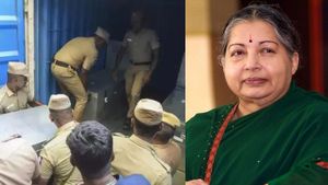 ஜெயலலிதாவின் கோடிக்கணக்கான சொத்துக்கள் தமிழக அரசின் கையில்.. தங்கம், நகைகள், பணம் ஒப்படைப்பு!!
