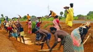 100 நாள் வேலை திட்டத்தின் சம்பளம் ரூ. 336-ஆக உயர்வு.. பெண்களுக்கு அரசு வழங்கிய அசத்தல் அப்டேட்!