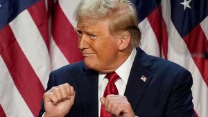 H1B Visa: வேலைவாய்ப்பில் அமெரிக்கர்களுக்கு முன்னுரிமை.. டிரம்ப் அறிவிப்பால் NRI-கள் சோகம்..!