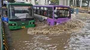 பெங்களூரு கனமழை: ஓசூர் சாலை மூடல்.. ஸ்விமிங் பூல் ஆக மாறிய சில்க் போர்டு..!