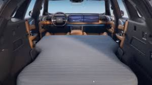 4 ஆண்டுகளாக மின்சார காரிலேயே வசிக்கும் சீன இளைஞர்.. என்ன காரணமா இருக்கும்?