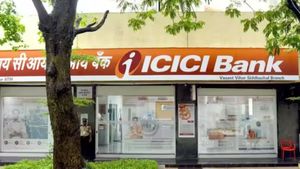 ICICI வங்கி வாடிக்கையாளர்களே இத கவனிங்க.. ஏடிஎம் உட்பட ஒட்டுமொத்த சேவைகளுக்கும் புதிய கட்டணம்.!!