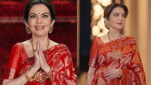 சிந்தூர் தோற்றத்தில் நீதா அம்பானி.. தங்கத்தில் ஜொலிக்கும் பிரம்மாண்ட புடவை.. கவனம் ஈர்த்த வீடியோ..!!