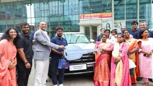 வேலை செஞ்சா இப்படி ஒரு முதலாளி கிட்ட தான் செய்யணும்!! ஊழியர்களுக்கு கார் பரிசளித்த சென்னை நிறுவனம்!