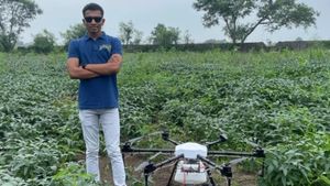 பள்ளி கட்டணம் செலுத்த விவசாயத்தில் இறங்கிய மாணவன்.. டிரோன் தொழில்நுட்பத்தை பயன்படுத்தி சாதனை..