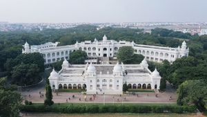 உலக CEO-க்களை உருவாக்கிய ஹைதராபாத் பப்ளிக் ஸ்கூல்.. தற்போது யார் தெரியுமா? கட்டணம் எவ்வளவு..?