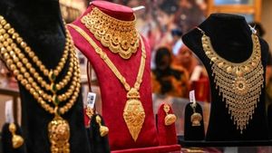 தங்கம் வாங்குவோருக்கு பேரதிர்ச்சி.. ஜெட் மோடில் தங்கம்.. இன்று ரூ.440 அதிகரிப்பு..!