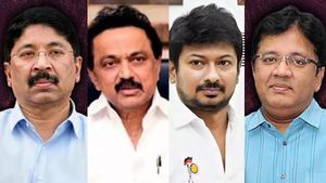 கலாநிதி மாறன் Vs தயாநிதி மாறன்: சன் டிவி விவகாரம் முடிவுக்கு வந்ததா..? 5 பேர் நடத்திய முக்கிய கூட்டம்..!!