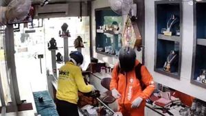 கொள்ளையர்களின் புது டெக்னிக்.. பட்டபகலில் நகைக்கடையில் துணிகரம்- அதிர்ச்சி தரும் சிசிடிவி காட்சி!!