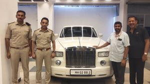  பெங்களூரில் சிக்கிய அமிதாப், அமீர் கானின் ரோல்ஸ் ராயஸ்-கள்.. 38 லட்சம் அபராதம்.. யார் இந்த KGF பாபு..?