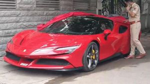 பெங்களூரு சாலைகளில் வலம் வந்த சிவப்பு நிற ஃபெராரி கார்… சுற்றி வளைத்த காவல்துறையினர்..