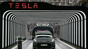 டெஸ்லா பிரியர்களுக்கு குட் நியூஸ்.. இந்தியாவுக்கு வந்த ஷோரூம்.. கார் விலைய கேட்ட ஆடிப்போயிருவீங்க.!!