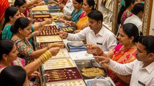 மக்களே குட்நியூஸ்! இன்றும் தங்கம் விலை குறைந்தது!! ஒரு வாரத்தில் எவ்வளவு குறைந்திருக்கு தெரியுமா?