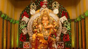 விநாயகர் சதுர்த்தி: மும்பையின் காஸ்ட்லி விநாயகர், 69 கிலோ தங்கத்தால் அலங்காரம், ரூ.474 கோடிக்கு காப்பீடு!