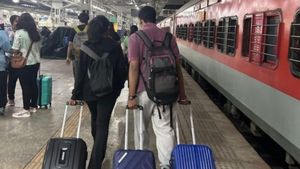  ரயில் பயணிகளுக்கு முக்கிய அறிவிப்பு.. பெட்டிகள் எடுத்துச் செல்வதற்கான புது விதிகள்.. மீறினால் Fine!