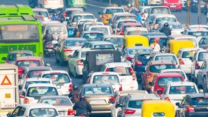 பழைய வண்டி வச்சிருக்கீங்களா? – உங்களுக்கு இனி கூடுதல் செலவு.. பதிவு புதுப்பித்தல் கட்டணம் உயர்வு