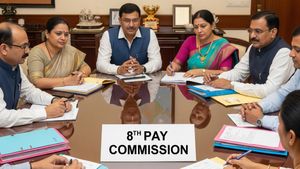 8ஆவது சம்பள கமிஷன் : அரசு ஊழியர்களுக்கு எப்போது சம்பள உயர்வு கிடைக்கும்?