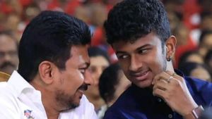 தந்தை உதயநிதி பாணியில் முதலில் சினிமா தயாரிப்பில் கால் பதிக்கிறாரா இன்பநிதி?