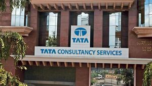 திடீரென மனம் மாறிய டிசிஎஸ்!! ஊழியர்களுக்கு ஊதிய உயர்வு அறிவிப்பு வெளியிட்டு இன்ப அதிர்ச்சி!!